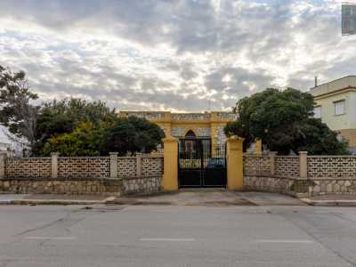 ...e, sul lato opposto, Villa Sada: un�altra graziosa dimora dal gusto �gotico� con finiture ocra